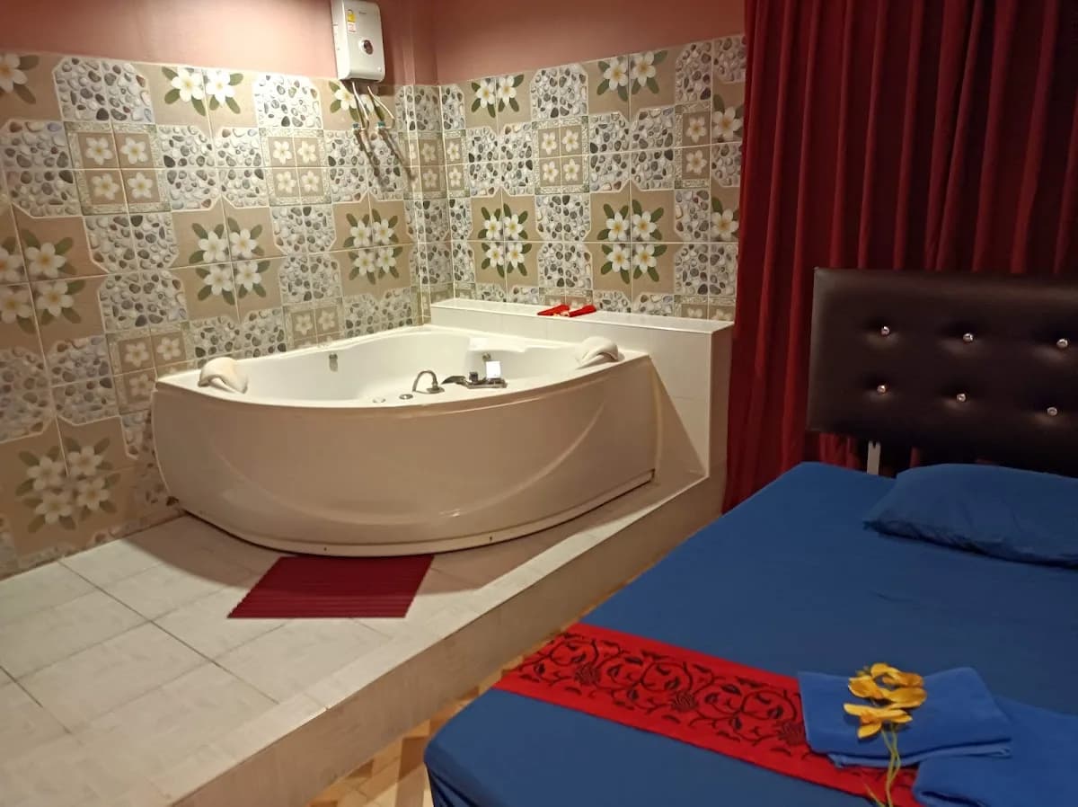 Rakuen Massage photo 2